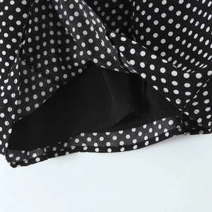 Détail du tissu à pois et des coutures de la doublure sur la robe rétro en dentelle