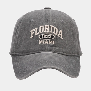 Vue détaillée de la broderie Florida 1822 Miami sur casquette en coton délavé gris