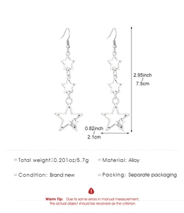 Détails des boucles d'oreilles triple étoile argentées avec dimensions et matériau