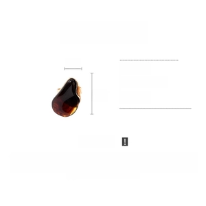 Vue détaillée de la bague en résine ambre et alliage avec dimensions de 2x3cm
