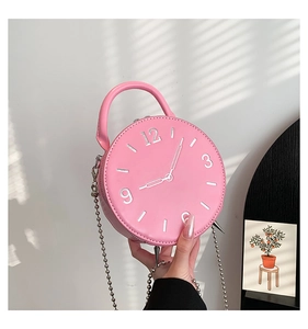 Sac à main rond rose avec cadran horloge argenté et bandoulière en perles métal