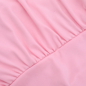 Détail du tissu froncé rose montrant la maille fine et l'artisanat des plis délicats