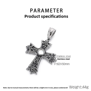 Vue macro du pendentif croix punk gothique en acier inoxydable avec cœur serti