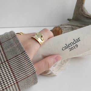 Polierter goldener breiter konkaver geometrischer U-Ring für Damen im Minimalismus