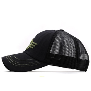 Dettaglio del cappellino trucker stile militare con rete nera e cuciture verdi