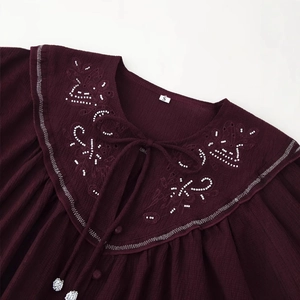 Camicetta bordeaux con ricamo di perle bianche e lacci con nappe a motivo floreale