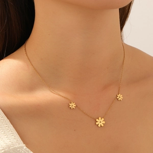 Elegant gold plated stainless steel necklace featuring three delicate daisy flower charms