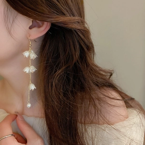 Élégantes boucles d'oreilles muguet en acrylique avec perles et pompons dorés fins