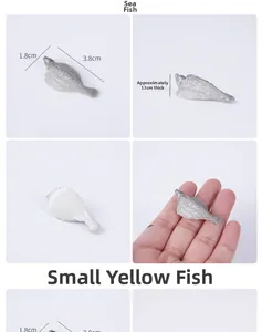Vue détaillée de figurines de poissons de mer miniatures en PVC de 3,8 cm au fini argenté
