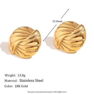 Dettaglio macro di orecchini in acciaio inossidabile placcato oro 18K con design a spirale