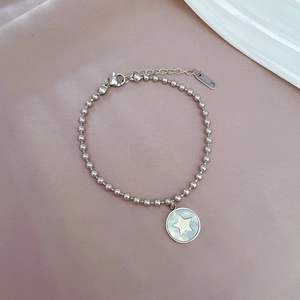 Bracciale a sfere in acciaio inossidabile argento con ciondolo a stella su sfondo di seta