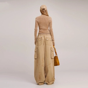 Vista posteriore completa del top in maglia retrò beige e pantaloni cargo a gamba larga