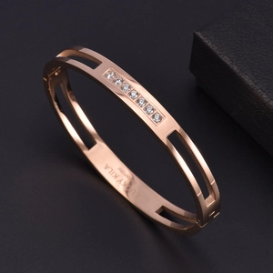 Bracelet jonc en acier titane or rose avec motif ajouré et huit zircons incrustés
