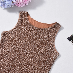 Détail de paillettes marron sur un débardeur ajusté sans manches avec encolure ronde lisse