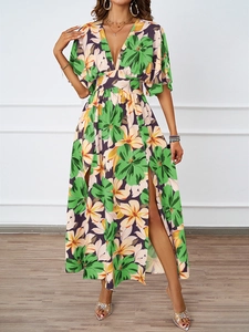 Maxikleid mit V-Ausschnitt, Blumenmuster, Schmetterlingsärmeln und Seitenschlitz