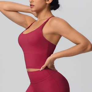 Détail du soutien-gorge de sport rouge à dos croisé et legging de yoga assorti