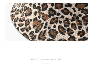 Primer plano del ala del sombrero de pescador de leopardo con costuras reforzadas