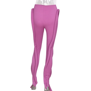 Detailansicht der Rückseite lila-rosa gerippter High-Waist-Leggings an einer Schaufensterpuppe