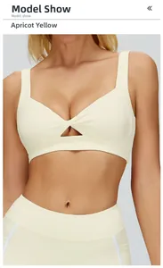 Dettaglio del reggiseno sportivo giallo albicocca con nodo incrociato e design con apertura