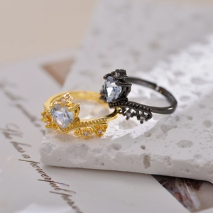 Adjustable crown rings with heart shaped zircon in gold and black metal plating