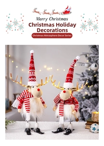 Décoration de peluche de renne de Noël lumineuse sur des skis avec bonnet et écharpe.
