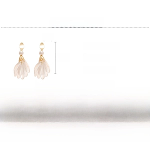 Détails des boucles d'oreilles à pétales avec dimensions et caractéristiques matières