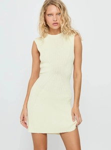 Détails de la maille d'une robe courte sans manches de couleur crème sur un mannequin