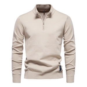 Détail du pull en maille avoine avec demi-zip, col montant et texture fine côtelée