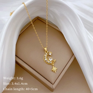 Détail du collier pendentif lune et étoile doré avec zircons blancs sur boîte à bijoux