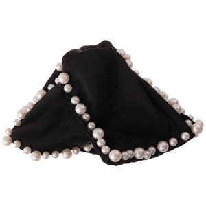 Pince à cheveux élégante en tissu noir avec perles blanches et design triangle français