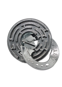 Vue détaillée du puzzle en métal Laby avec motif labyrinthe gravé et base circulaire