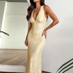 Robe longue en dentelle jaune moulante pour femme avec col en V et design dos nu élégant