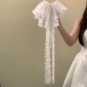 Eleganter weißer Spitzenbogen-Haarclip mit langen Bändern für einen romantischen Look