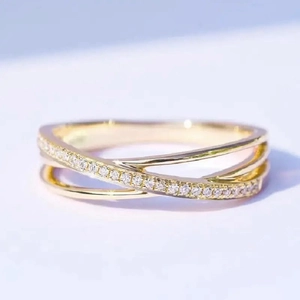 Modischer goldener Crossover-Ring mit Zirkonia-Mikropavé und mehrlagigem Band-Design