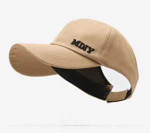 Détail de la casquette kaki pour queue de cheval montrant l'ouverture et la broderie MDIY