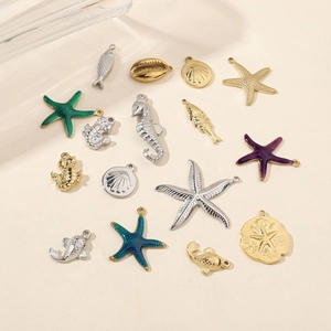 Pendentifs de mer polis avec étoile de mer, hippocampe et coquillages colorés assortis