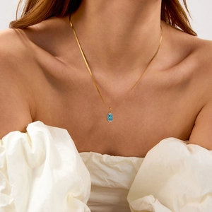 Collana in acciaio inossidabile placcato oro 18k con pendente quadrato in zircone blu