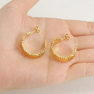 Boucles d'oreilles créoles en C en acier inoxydable plaqué or 18 carats avec texture striée