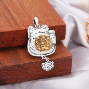 Détail du pendentif chat porte-bonheur Maneki-neko en argent s925 avec finition bicolore