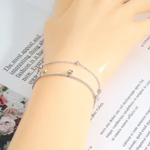 Dettaglio macro del bracciale argento a doppio strato con stella e zirconi cubici