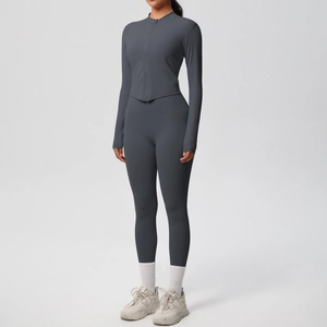 Gros plan sur l'ensemble de fitness gris foncé avec veste zippée et legging de yoga