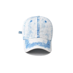 Detailansicht der Baseballkappe aus Denim mit Snowflake-Waschung und Vintage-Textur