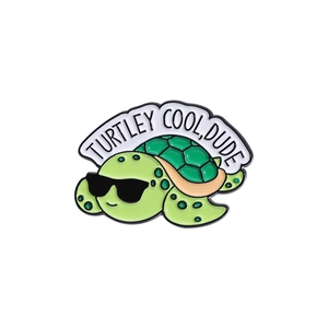 Broche en émail tortue mignonne avec lunettes de soleil et bannière TURTLEY COOL