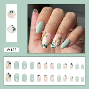 Detailansicht ovaler Kunstnägel mit hellgrünem und nude-pinkfarbenem Gänseblümchen-Design