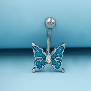 Vue détaillée d'un piercing de nombril papillon argenté avec ailes bleues pailletées
