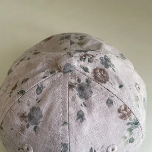 Gros plan d'une casquette de baseball florale vintage en lin respirant avec surpiqûres