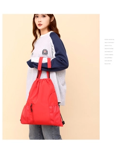 Roter Oxford-Stoff Kordelzug Rucksack Detailansicht, lässiger multifunktionaler Tagesrucksack.