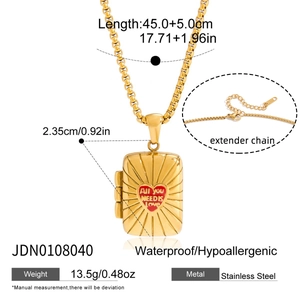 Détail du collier médaillon carré en acier inoxydable doré 18K avec cœur et texte