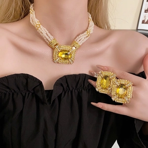 Set lusso collana di perle a quattro fili e anello con gemma gialla quadrata e cristalli