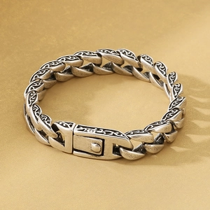 Nahaufnahme von Vintage-Silber-Panzerarmband mit feinen gravierten Blumenmustern